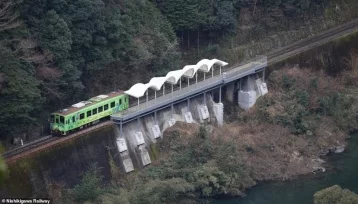 Фото: Без входа и выхода: в Японии открыли уникальную железнодорожную станцию 1