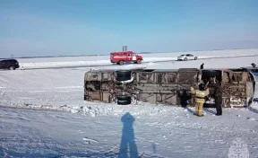 Автобус с 54 пассажирами перевернулся на трассе в Алтайском крае