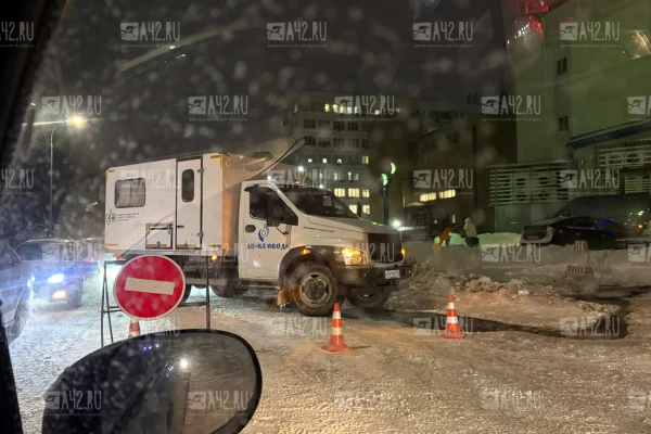 В Кемерове водители встали в пробке у ТРК «Променад-1» из-за аварии на водопроводе