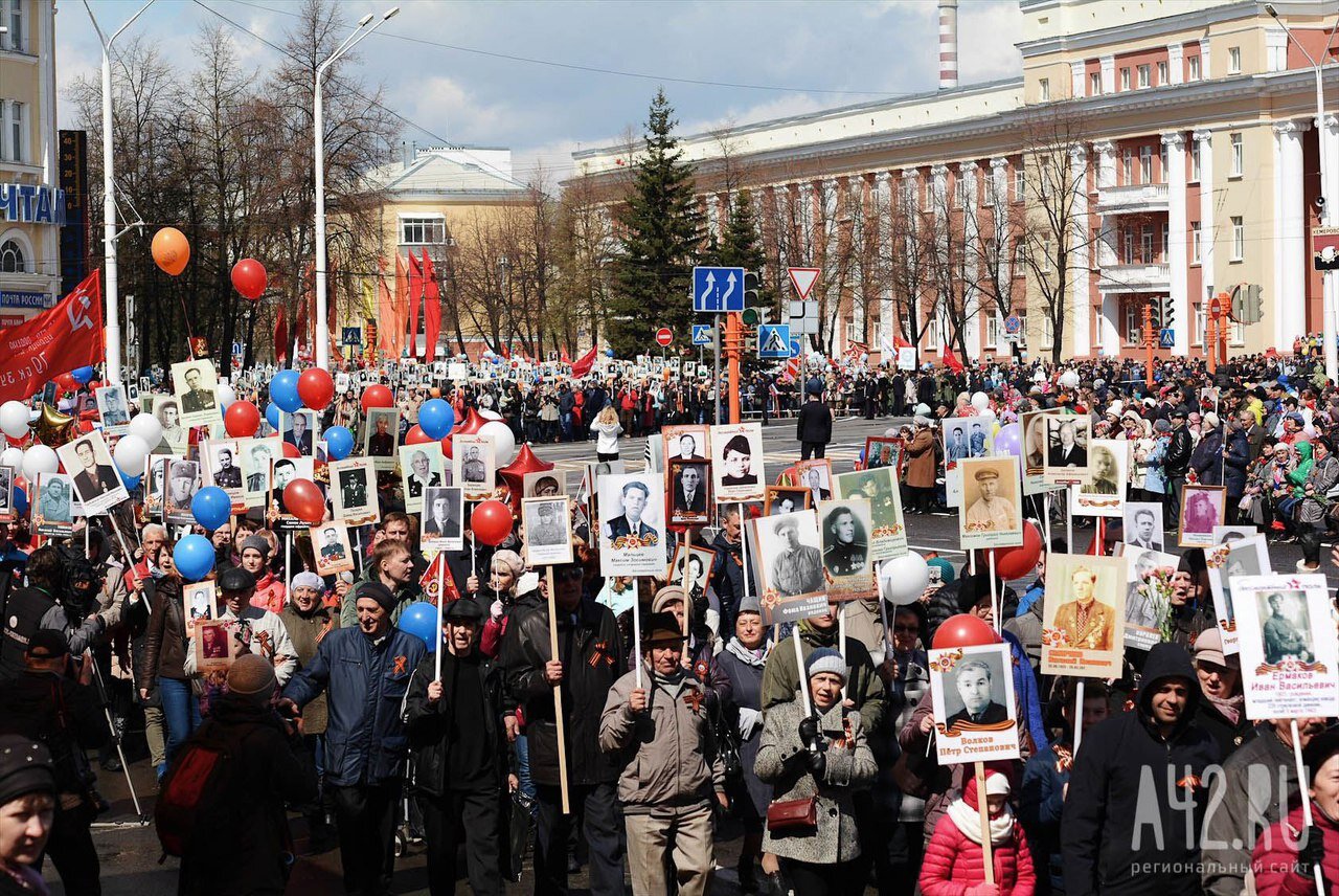 Власти Кузбасса опровергли сообщения о заклеивании журавля на штендере для «Бессмертного полка»