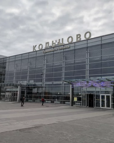 В аэропорту Кольцово чемоданы пассажиров оставили на взлётной полосе