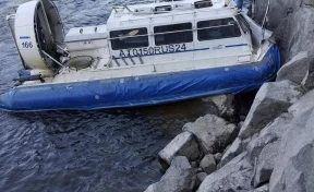 В Красноярском крае катер-амфибия с пассажирами врезался в скалу, есть погибшие