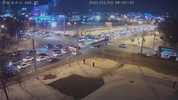 Фото: В Кемерове на Ленина автомобиль упал на бок, появилось видео момента ДТП 1