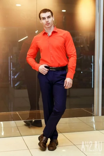 Рубашка кораллового цвета, зауженный силуэт: ткань – 80% хлопок, 20% стрейч, цена – 1 900 рублей