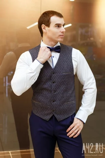 Белая мужская сорочка. Состав: 80% хлопок, 20% полиэстер. Цена – от 1 000 рублей. Жилет: производство – Санкт-Петербург, размеры с 46 до 56, цена – 2 980 рублей