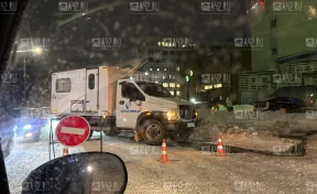 В Кемерове водители встали в пробке у ТРК «Променад-1» из-за аварии на водопроводе