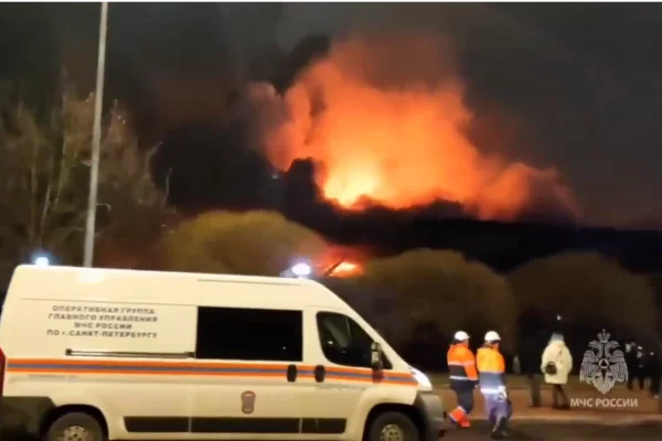 В Санкт-Петербурге загорелось здание Правобережного рынка