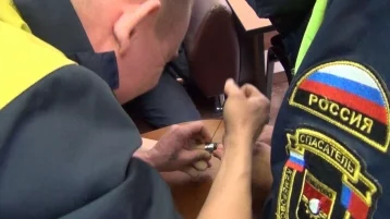 Фото: В Кемерове спасатели освободили палец подростка от металлического «украшения» 1