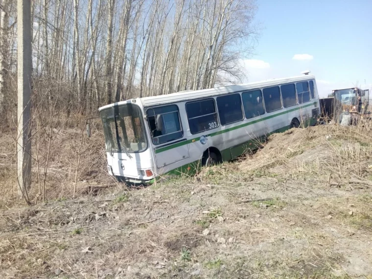 Фото: В Кемеровском районе автобус вылетел с трассы 2