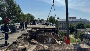 Фото: Разбор завалов дома в Ершове, где взорвался газ, осложнён риском обрушения конструкций 3