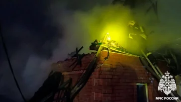 Фото: В Кемерове из-за печи сгорел частный дом, пожар тушили 19 человек 1