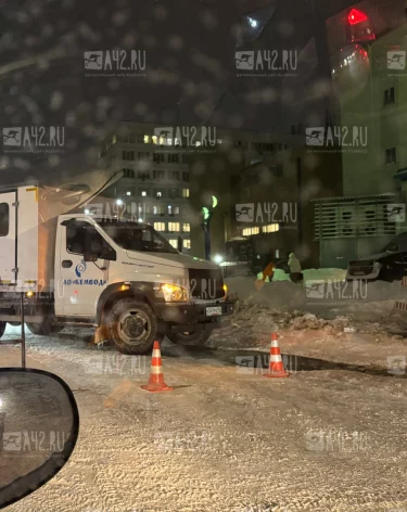 В Кемерове водители встали в пробке у ТРК «Променад-1» из-за аварии на водопроводе