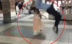 Сделал сальто: в Астрахани мужчина едва не убил девочку во время танца