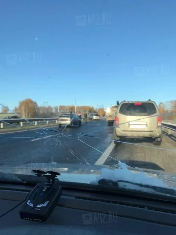 Фото: На трассе Кемерово — Новокузнецк произошло серьёзное ДТП с грузовиком 1