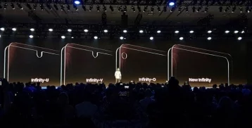 Фото: Samsung показал смартфоны с «вырезами» 1