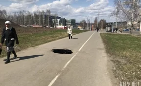 На тротуаре на улице Терешковой в Кемерове образовался провал