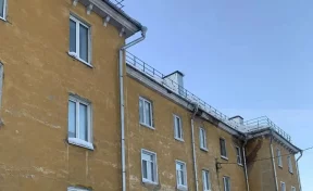 Госжилинспекция заставила управляющую компанию в Прокопьевске убрать снег с крыши