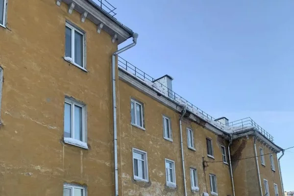 Госжилинспекция заставила управляющую компанию в Прокопьевске убрать снег с крыши