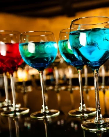 В Кузбассе три женщины закидали камнями 21-летнего мужчину после ссоры в баре