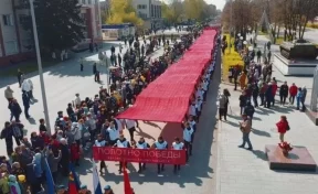 Жители кузбасского города сшили 90-метровое полотно с именами всех героев войны. Мэр показал «Полотно Победы» с квадрокоптера