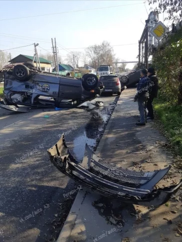 Фото: После тройного ДТП в Кемерове перевернулись две машины 2