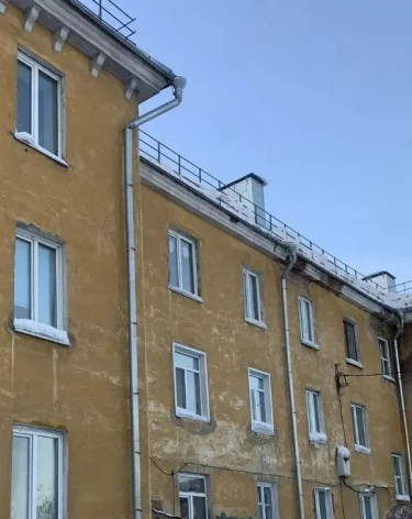 Госжилинспекция заставила управляющую компанию в Прокопьевске убрать снег с крыши