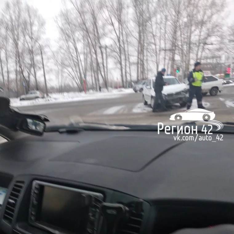 Фото: Патрульная машина столкнулась с учебной в Кемерове 1