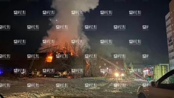 Фото: В Рудничном районе Кемерова полыхает двухэтажный деревянный дом 1