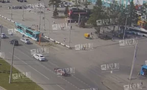 В Кемерове автобус выехал на тротуар и чуть не снёс ларёк с мороженым: момент ДТП попал на видео