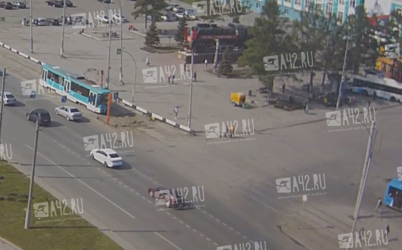 В Кемерове автобус выехал на тротуар и чуть не снёс ларёк с мороженым: момент ДТП попал на видео