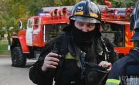 В Новокузнецке 17 пожарных тушили огонь на складе с мебелью