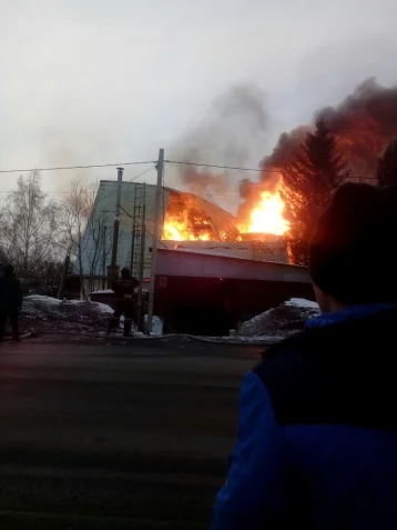 Фото: В Кемерове на улице Нахимова сгорел жилой дом 1