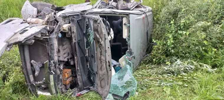 Фото: Водитель вёз 6 пассажиров из Новосибирска в Новокузнецк и попал в ДТП: две женщины погибли 2