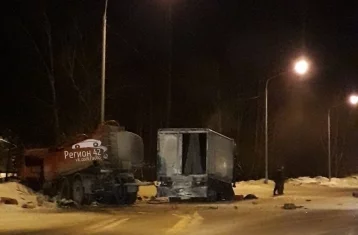 Фото:  «Уснул за рулём»: опубликованы фото с места страшного ДТП с грузовиком под Кемеровом  1