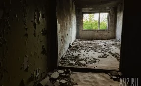 В Тюменской области власти снесли половину аварийного дома, в котором живут люди