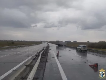 Фото: Под Новосибирском грузовик насмерть сбил на трассе трёх дорожных рабочих 1