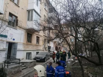Фото: В Севастополе из-за взрыва газового баллона в жилом доме обрушилась часть перекрытий между первым и вторым этажами 1