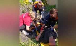 В Междуреченске спасатели достали мужчину из ямы