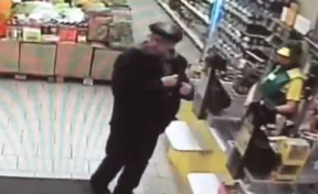 Неудачные разбойные нападения кузбассовца на магазины попали на видео