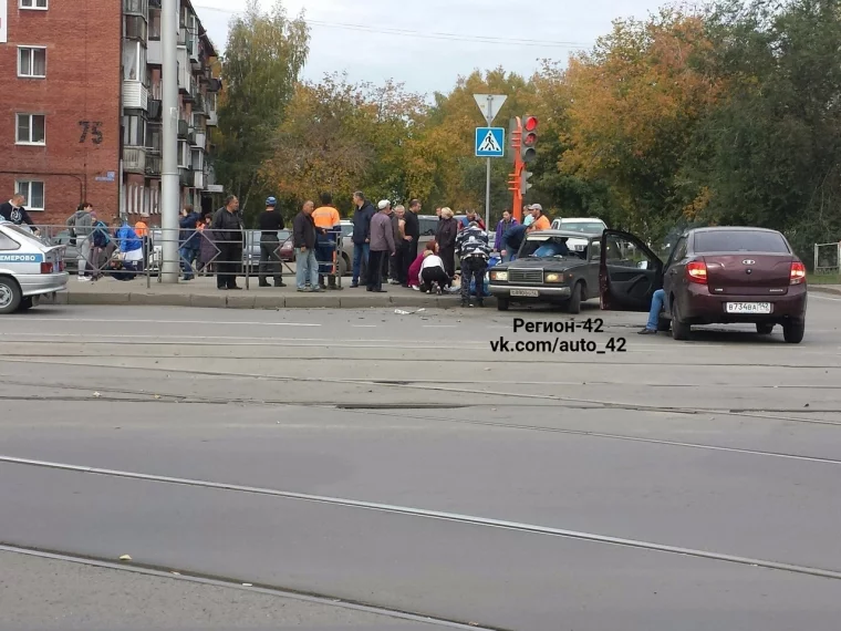 Фото: На Радуге в Кемерове в ДТП с отечественными авто пострадали люди 2