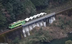 Без входа и выхода: в Японии открыли уникальную железнодорожную станцию