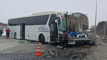 Фото: Два человека погибли и четыре пострадали в ДТП с грузовиком, автобусом и легковым автомобилем в Новокузнецке 2