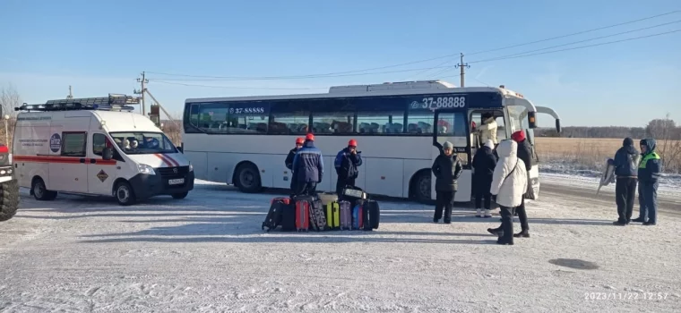 Фото: Ехали на конкурс: автобус с детьми сломался на трассе в Кузбассе 1