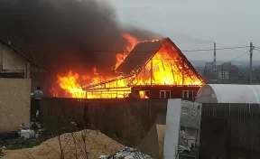 В Кемеровском районе сгорел частный дом с верандой
