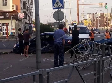 Фото: Появилось видео аварии, произошедшей ночью в центре Кемерова 1
