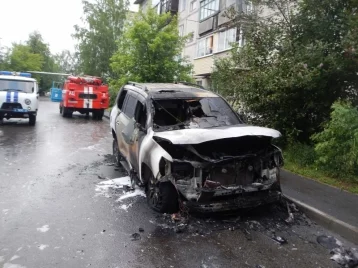 Фото: Пьяный кузбассовец облил бензином и сжёг Toyota Land Cruiser за 8 млн рублей 1