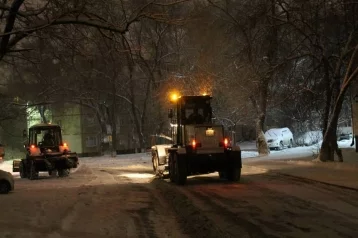 Фото: Кемеровские дорожники всю ночь устраняли последствия обильного снегопада 1