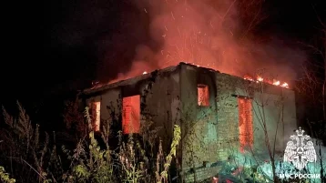 Фото: В Кемерове сгорел трёхквартирный дом в жилом районе Петровский 1