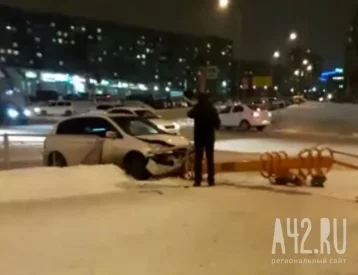 Фото: В Кемерове легковой автомобиль снёс светофор 1