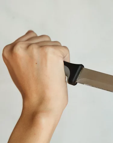 В Новокузнецке нетрезвая женщина напала на возлюбленного с ножом